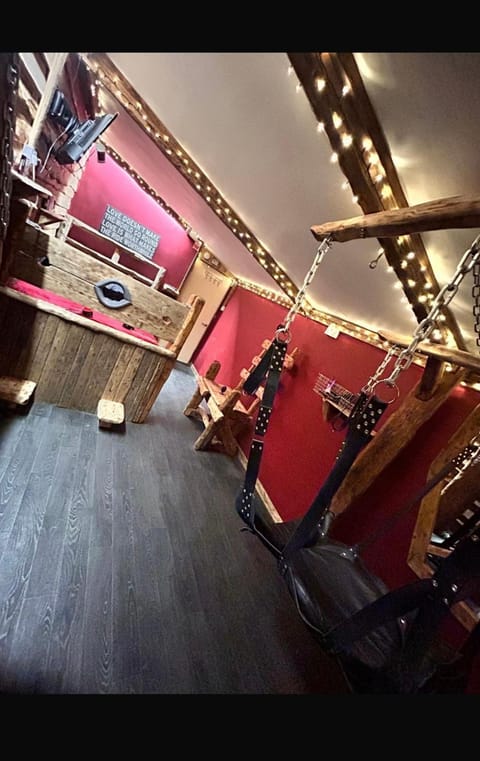 Discreet Kinks Apartment in Newport