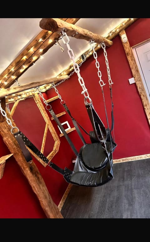 Discreet Kinks Apartment in Newport