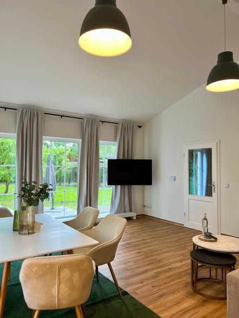 TV and multimedia, Living room, Seating area, Dining area