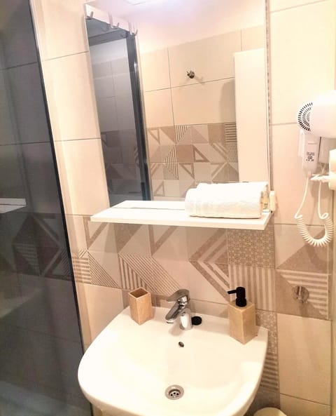 Shower, Bathroom, towels