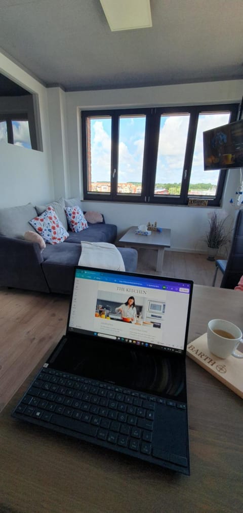 TV and multimedia, Living room, Dining area, City view, City view