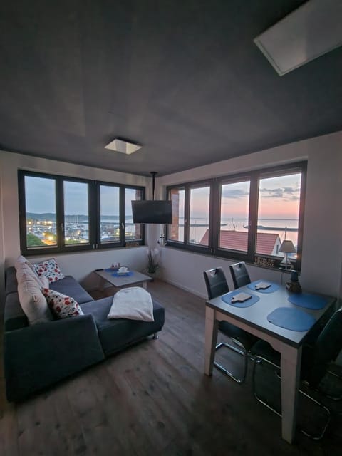 View (from property/room), View (from property/room), Living room, Dining area, Lake view, Lake view, Landmark view, Landmark view, Sea view, Sea view, Sunrise