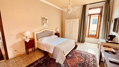 Bedroom, Food