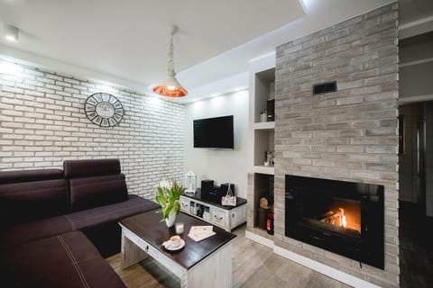 TV and multimedia, Living room, Seating area, fireplace