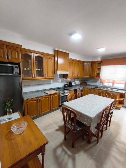 Kitchen or kitchenette, Dining area, dishwasher, oven, stove