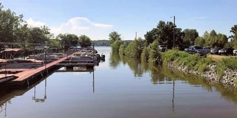 The Lakeside Loft- KY Lake Escape - Pirates Cove House in Lake Barkley