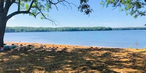 The Lakeside Loft- KY Lake Escape - Pirates Cove House in Lake Barkley