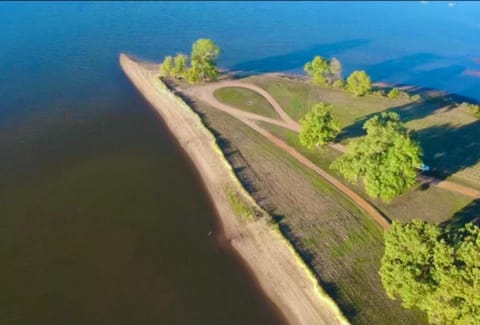 The Lakeside Loft- KY Lake Escape - Pirates Cove House in Lake Barkley