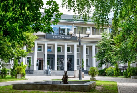 Property building, Facade/entrance, Garden view