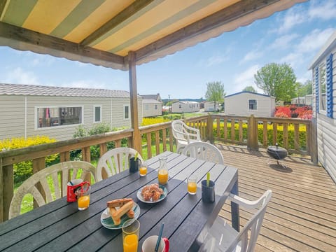 Property building, Day, View (from property/room), Balcony/Terrace, Dining area