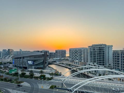 Designer's Finishing - Rooftop Pools - Modern Oasis - Family Heaven - Full Canal Views - Sunset Raha Views - 2 min walk from Space42 Arena Apartment in Abu Dhabi
