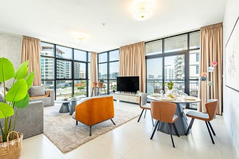 Designer's Finishing - Rooftop Pools - Modern Oasis - Family Heaven - Full Canal Views - Sunset Raha Views - 2 min walk from Space42 Arena Apartment in Abu Dhabi