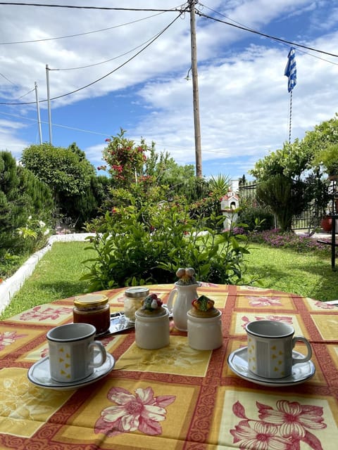 Patio, Spring, Day, Garden, Coffee/tea facilities, Dining area, Garden view