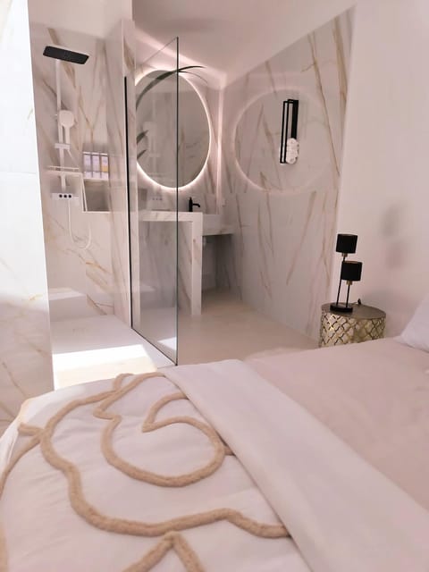 Shower, Bed, Bathroom, Photo of the whole room, Bedroom