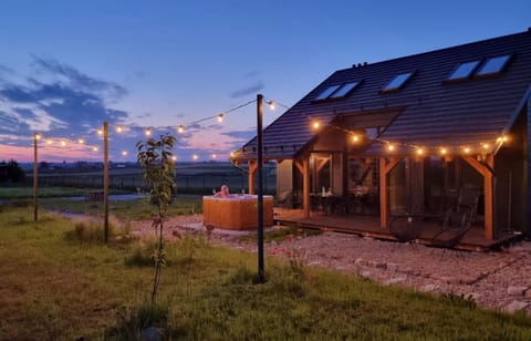 Property building, Night, Natural landscape, Garden, Hot Tub, Evening entertainment, Evening entertainment, Garden view, Entertainment, Entertainment, Sunset