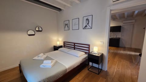 Bed, TV and multimedia, Photo of the whole room, Bedroom, towels