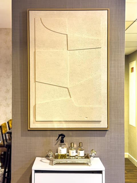 Modern Oasis - Elegant Cave - Family Heaven - Designer's Paradise - 10 min away from Abu Dhabi Airport, Yas Island, Formula 1, Ferrari World, SeaWorld, Warner Bros World Apartment in Abu Dhabi