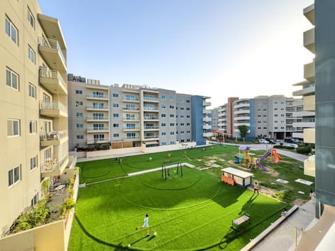 Modern Oasis - Elegant Cave - Family Heaven - Designer's Paradise - 10 min away from Abu Dhabi Airport, Yas Island, Formula 1, Ferrari World, SeaWorld, Warner Bros World Apartment in Abu Dhabi