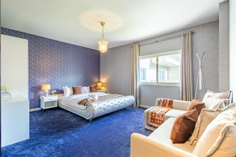 Modern Oasis - Elegant Cave - Family Heaven - Designer's Paradise - 10 min away from Abu Dhabi Airport, Yas Island, Formula 1, Ferrari World, SeaWorld, Warner Bros World Apartment in Abu Dhabi