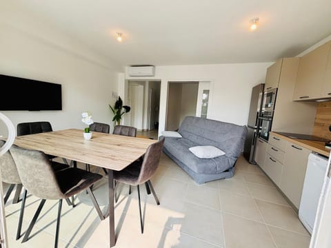 TV and multimedia, Living room, Seating area, Dining area, internet, oven, stove