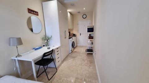 Kitchen or kitchenette, Seating area, Dining area