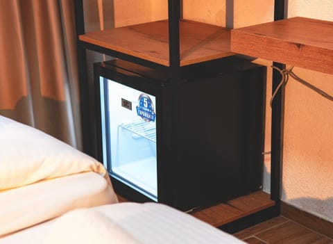 Bed, TV and multimedia, Photo of the whole room, Bedroom, safe