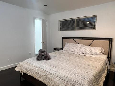 Near Disney,college,sunset beach ,airport House in Cerritos