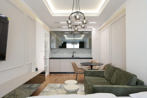 Kitchen or kitchenette, Seating area, Dining area