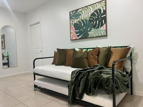 Tropical Oasis House in Hollywood