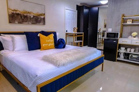 Stylish Bedroom Suite House in Hollywood