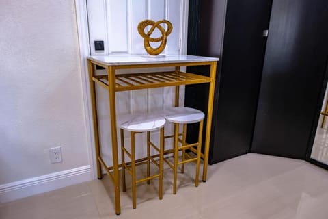 Stylish Bedroom Suite House in Hollywood