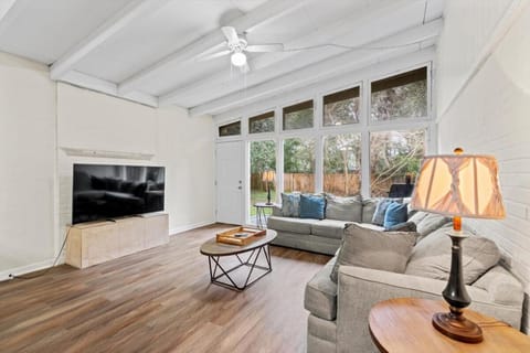 Communal lounge/ TV room, Living room, Seating area