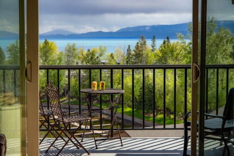 Paddle & Pine - Lake Views & Private Dock Access House in Bigfork