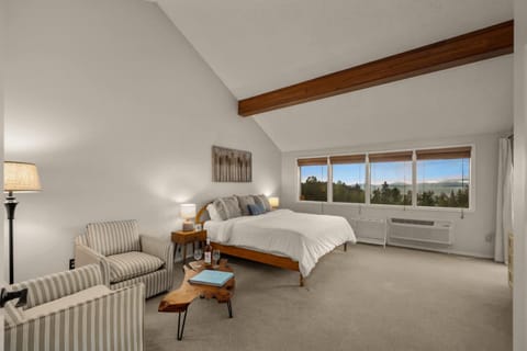 Paddle & Pine - Lake Views & Private Dock Access House in Bigfork