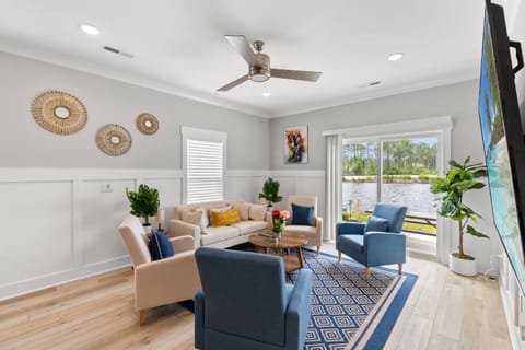 Family waterfron retreat-Near golf Beach Barefoot House in North Myrtle Beach