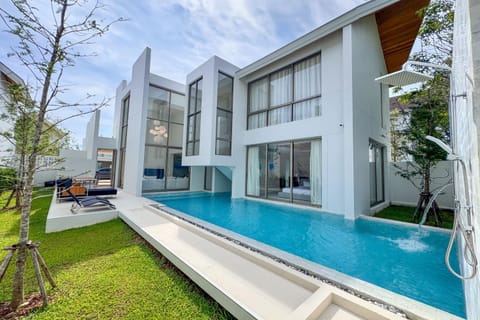 Property building, Patio, Day, Swimming pool, Swimming pool, sunbed