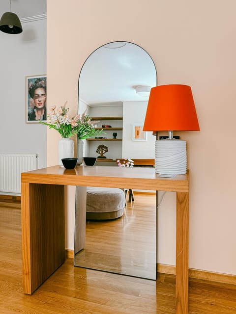 2BR home with Parking close to YGEIA, Mitera & OAKA Apartment in Chalandri