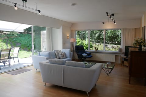 Property building, Garden, Living room, Seating area, Dining area, Garden view