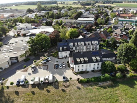 Bird's eye view, Location, Parking