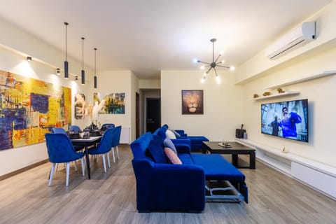Communal lounge/ TV room, TV and multimedia, Living room, Decorative detail, Seating area, Evening entertainment, air conditioner