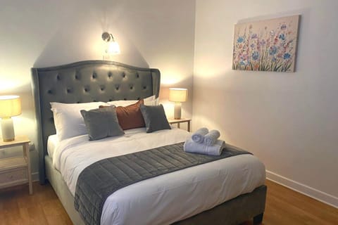 Bed, Bedroom, towels