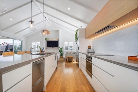 TV and multimedia, Kitchen or kitchenette, oven
