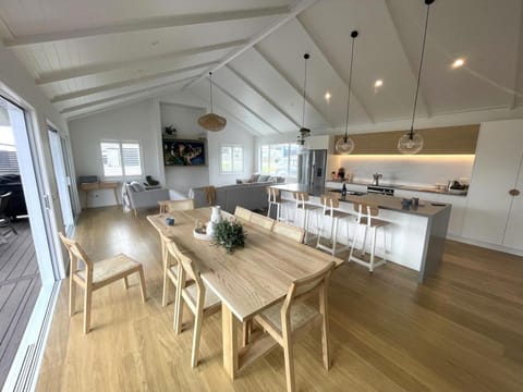 TV and multimedia, Kitchen or kitchenette, Living room, Dining area, heating, air conditioner