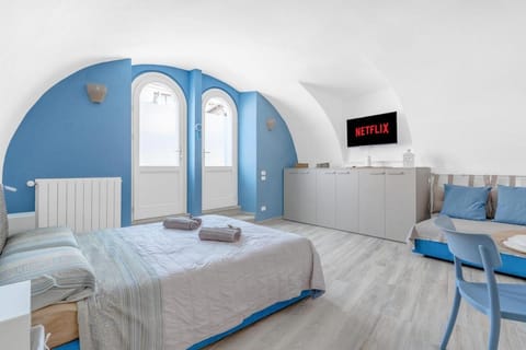 Bed, TV and multimedia, Living room, Photo of the whole room, Seating area, Bedroom