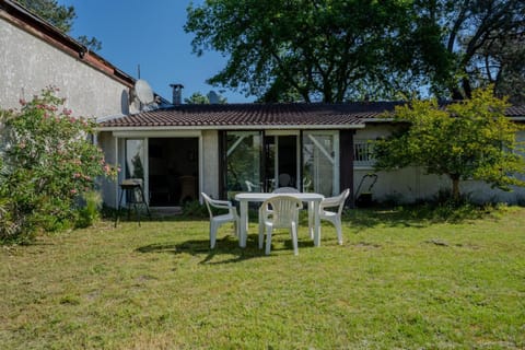 Property building, Garden, Dining area, Garden view