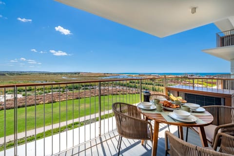 Day, Natural landscape, View (from property/room), Balcony/Terrace, Dining area, Sea view