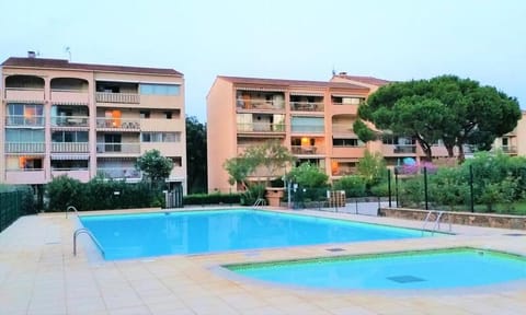 Property building, Day, Pool view, Swimming pool
