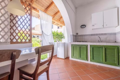 Kitchen or kitchenette, Dining area, stove
