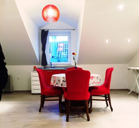 Coffee/tea facilities, Kitchen or kitchenette, Dining area