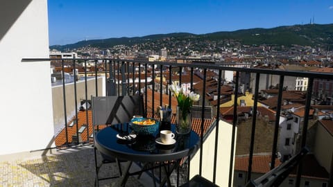 Balcony/Terrace, City view